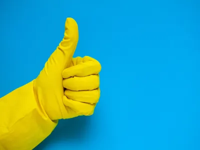 Úklid bez rukavic? Riskujete podráždění kůže i zdraví